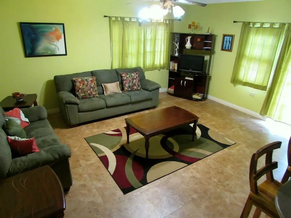 Centrally Located Guest Apartments 金斯敦 3*,  牙买加