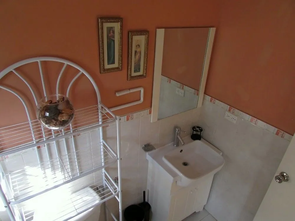 Centrally Located Guest Apartments 金斯敦 3*,  牙买加