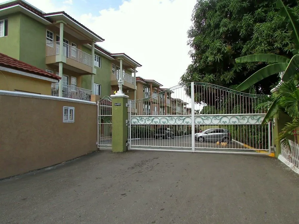 Centrally Located Guest Apartments Κίνγκστον 3*,